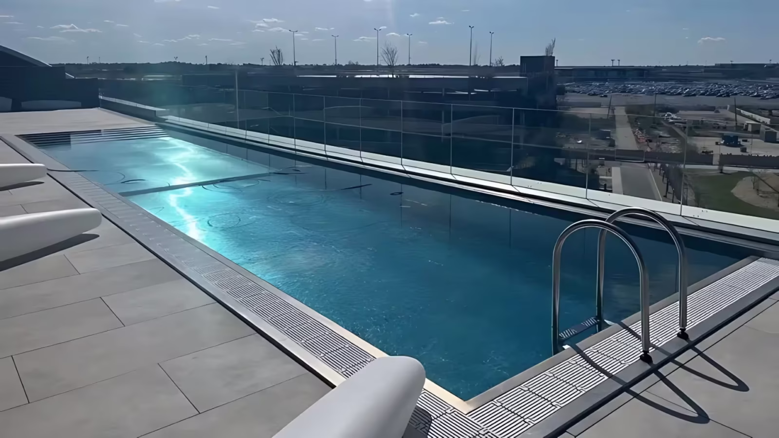 Ekinox – Concepteur d’espaces de soins aquatiques sur-mesure 4 Hôtel Sheraton de MERIGNAC bassin en inox piscine hôtel