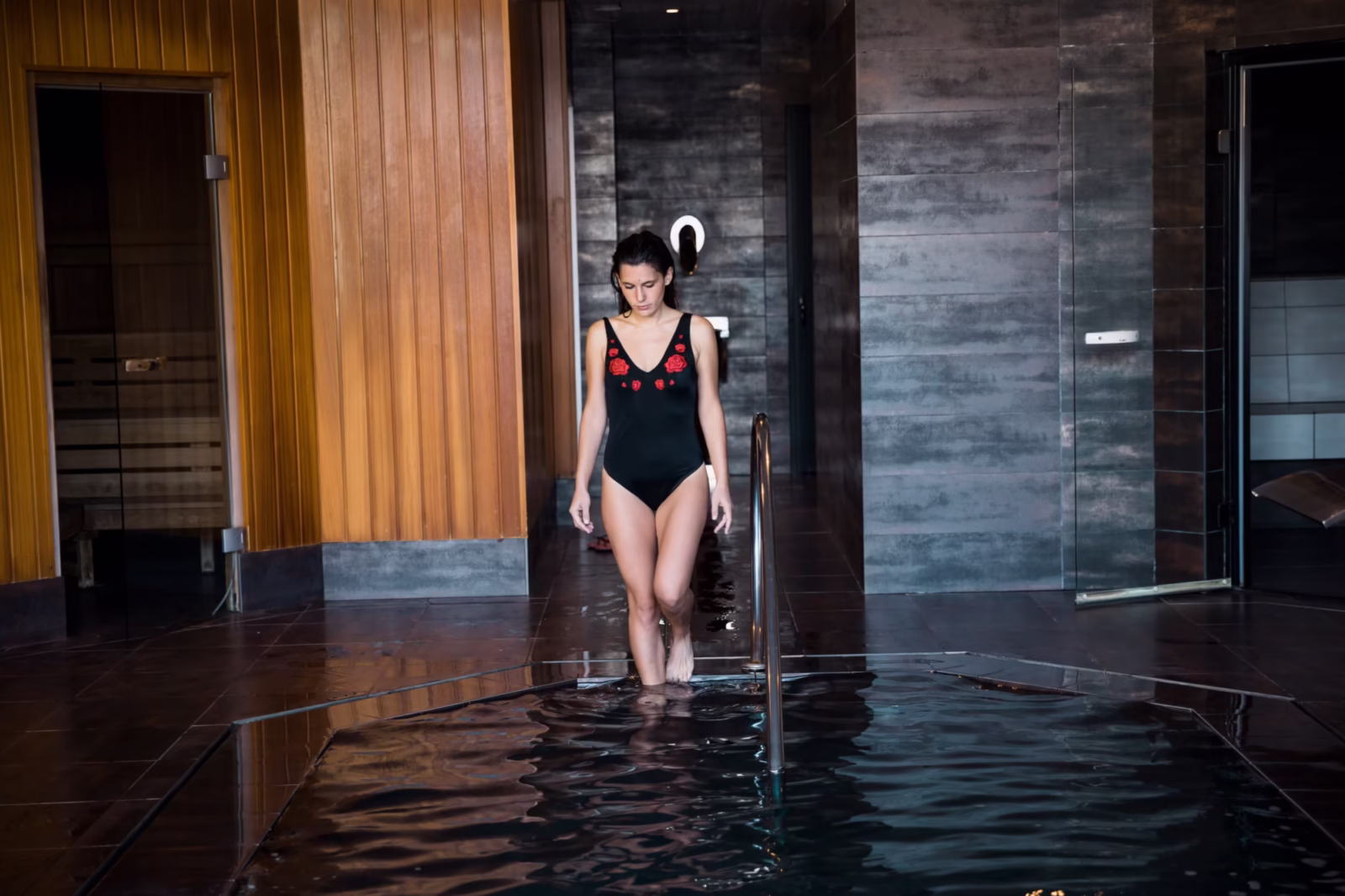 Hôtellerie et Spa 2 concept spa avec femme se detendre dans l eau 5 scaled e1759416604527